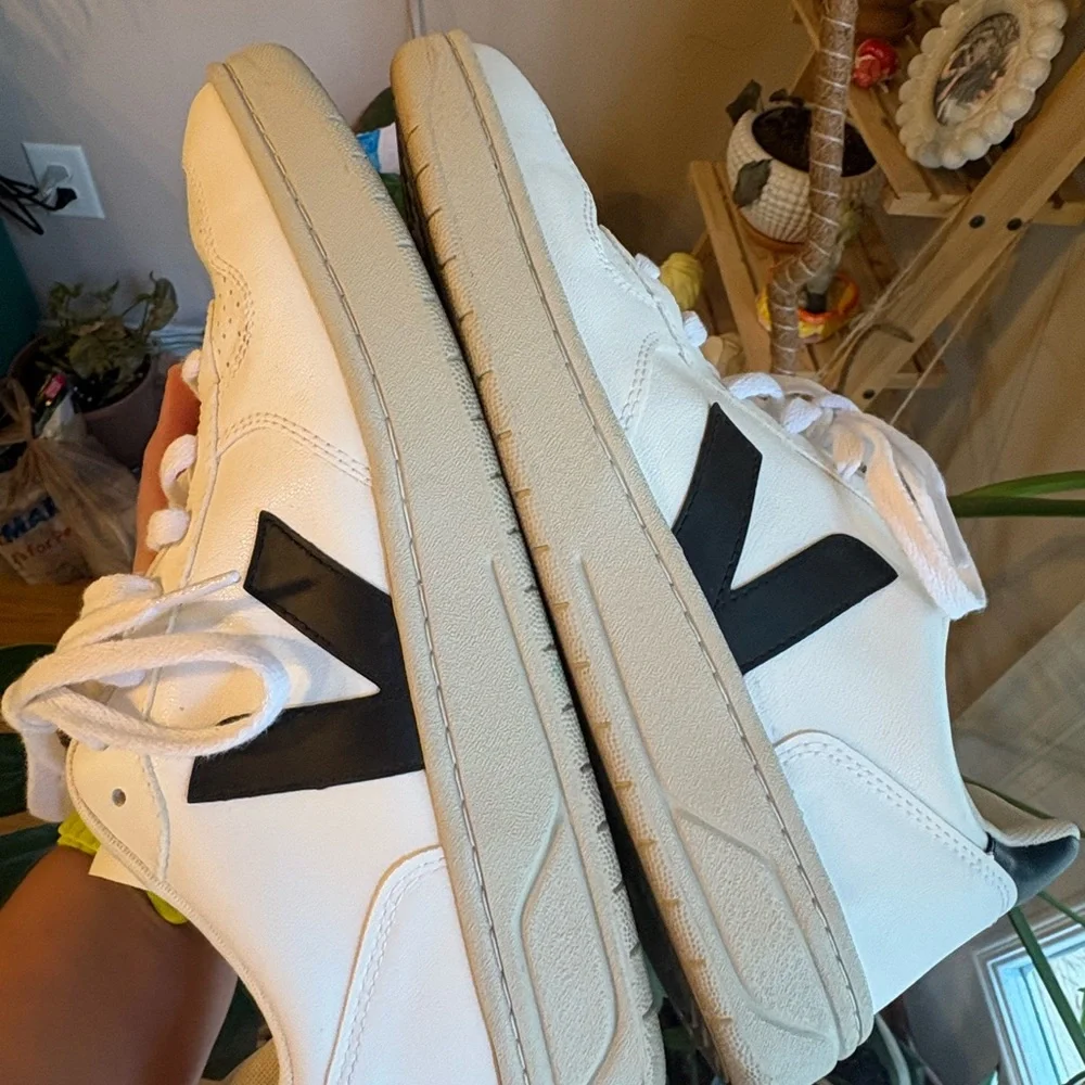 Veja V-10 Sneakers - Picture 5 of 7